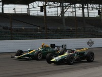 新旧ロータスがインディを走った！ 佐藤琢磨とバッサーによる競演 画像