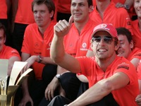 バトン、大英帝国勲章を受章 画像