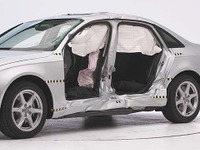 アウディ A4、最高の衝突安全性評価…IIHS 画像
