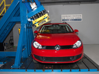 VW ゴルフヴァリアント、最高の衝突安全性評価…IIHS 画像