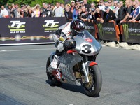 マン島TTレース、電動バイクでモトシーズが優勝…100マイル/hならず 画像