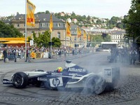 ライコネンとラルフが路上でバトル 画像