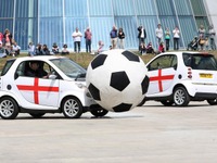 スマート フォーツーが走り回るサッカーWC? 英国で開催 画像