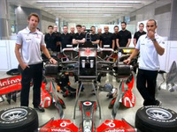 ［動画］ハミルトンとバトン、メカニックに挑戦？ 画像