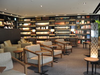 国会を眺め足湯に浸る知的創造ライブラリー 画像