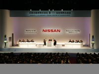 【新聞ウォッチ】日産株主総会、ゴーン社長8.9億円報酬で消えた リーフ 画像