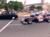 ［動画］レッドブルF1、イギリス国会議事堂前でタイヤ交換 画像