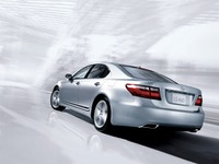 レクサス LS460 など、走行中にエンジン停止のおそれ 画像