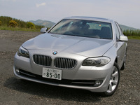 【BMW 5シリーズ 試乗】オススメ度は運転技術しだい…岡本幸一郎 画像
