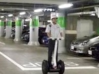 セグウェイで駐車場を巡回---東京丸の内 画像