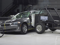 BMW 5シリーズ、最高の衝突安全性評価…IIHS 画像