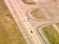 ［動画］空港滑走路でカーチェイス、大捕り物 画像