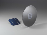 日立化成、太陽電池用導電フィルムを開発、はんだ不要でコスト削減効果も 画像