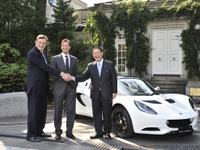 ロータス、トヨタの豊田社長にエリーゼを贈呈 画像