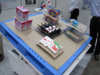 【国際物流展10】敷くだけで、傾けても荷くずれしない不思議な紙 画像