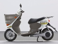 スズキ、電動スクーターの試作車を公開…公道走行調査を開始 画像