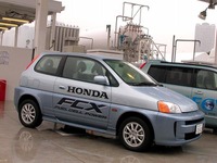 ホンダが民間企業に燃料電池自動車『FCX』を販売 画像