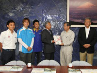 静岡県小山町へGTドライバーが義援金を贈呈…台風9号 画像