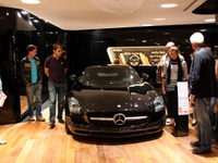 メルセデスベンツ、「世界一有名な街路」での復権をねらう 画像