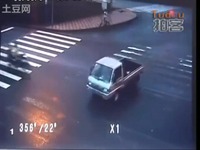 九死に一生、カンフーライダー？［動画］ 画像