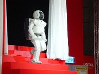 【オートギャラリー2003】まだまだアシモは大人気、しかも近くで見られます 画像