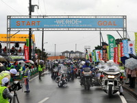 【WE RIDE 三宅島】石原都知事 三宅島初のレースで旗を振る 画像