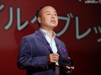 ソフトバンク、裸眼3Dスマートフォンなど6機種を発表 画像
