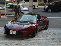 トヨタ豊田社長、テスラ ロードスター をプレゼントされて予定外のパフォーマンス 画像