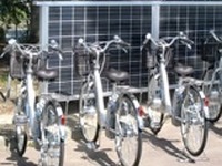 太陽電池で電動アシスト自転車を充電　京セラがシステムを開発 画像