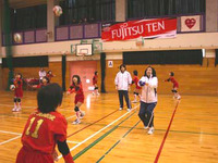 富士通テン、中津川市でバレーボール教室を開催 画像