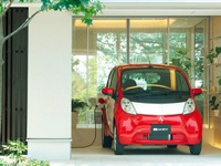 【エコプロダクツ10】三菱自動車がスマートハウスの模型を展示 画像