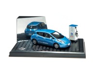 【日産 リーフ 発表】モデルカーは充電器付き　NISSANコレクションに追加 画像