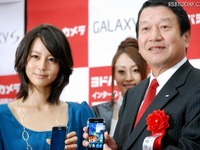 堀北真紀とダースベイダー、「GALAXY S」発売イベントに登場 画像