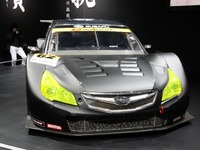 【東京オートサロン11】スバルのモータースポーツ体制2011年…SUPER GT300 画像
