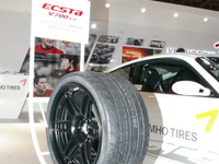 【東京オートサロン11】草レーサーに話題のハイグリップタイヤ…クムホECSTa V700 画像