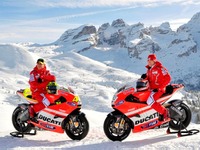 ドゥカティ、MotoGP参戦マシン発表…ロッシがテストに参加 画像