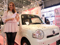 【東京オートサロン11】貼って剥がせる、自動車用デコシール 画像