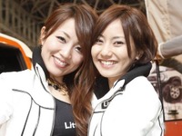 【東京オートサロン11】コンパニオン写真蔵…ふたり仲良く 画像