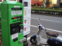 二輪車パーキングチケット値下げ 1時間100円に 画像