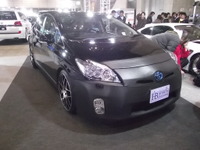 【東京オートサロン11】アメリカンな顔つきのプリウス 画像