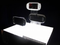 PSP 後継機をチェック…カラーは2種類、ゲームカードも 画像