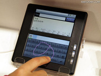 富士通、2画面タッチパネルや防水携帯などをMWCに展示 画像