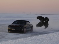 ベントレー、氷上で世界最速を記録…330.695km/h 画像