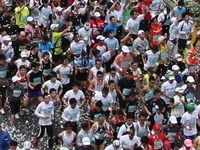 【新聞ウォッチ】東京マラソン、「TOYOTA」抜き去った市民ランナー 画像