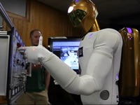 R2 ロボット、宇宙ステーションに到着…GMとNASAの共同開発 画像