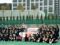 ［ARTA体制発表］小学校校庭でSUPER GTマシンのデモ 画像