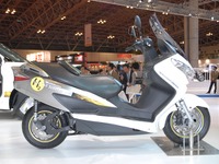 スズキの燃料電池スクーターが欧州統一型式認証を取得 画像