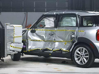 MINI クロスオーバー、最高の衝突安全性評価…IIHS 画像