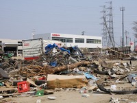 【東日本大震災】日産のサービスセンター、納車前の新車が流されていく 画像