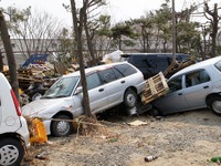 【東日本大震災】津波で流されたクルマが街のあちこちに 画像